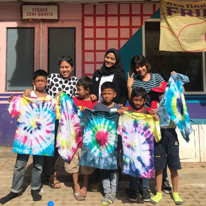Kelas Tie-dye untuk Anak-anak Seratan Studio